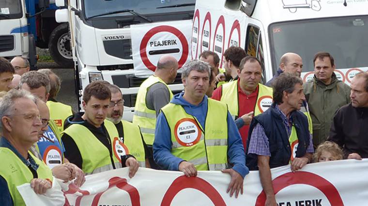 Transportistas del sindicato vasco Hiru en una protesta contra el establecimiento de peajes a los veh&iacute;culos pesados.