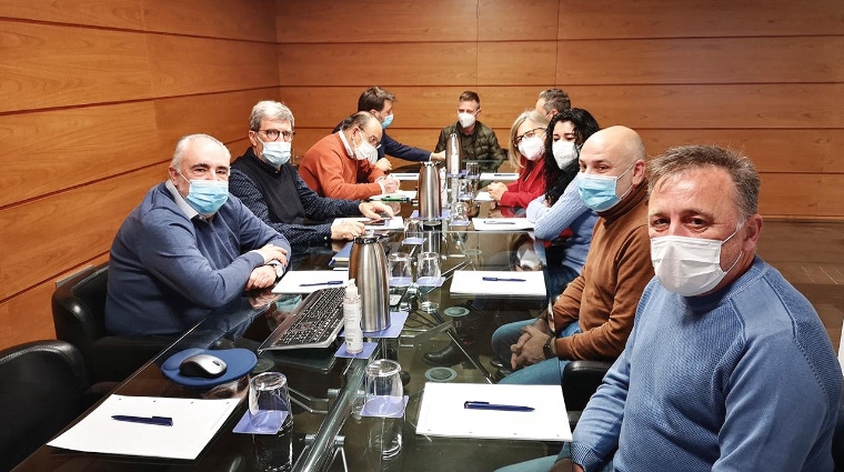 La secretaria general de la confederación de CCOO-PV, Ana García y el presidente de la APV, Aurelio Martínez, se reunieron para analizar las inversiones de la APV, acompañados por, en la parte sindical: por el secretario general estatal del mar, Pedro Suárez; el secretario general de Empleo y Política institucional, Juan Carlos Gallart; la secretaria general de la Federación, Pilar de Vera; el secretario general del Camp de Morvedre, Sergio Villalba; y el coordinador del sector del mar, Franjo Martínez; y por parte de la APV: el director general, Francesc Sánchez; el subdirector adjunto a presidencia, Manuel Guerra; y el jefe de Explotación Rubén Marín.