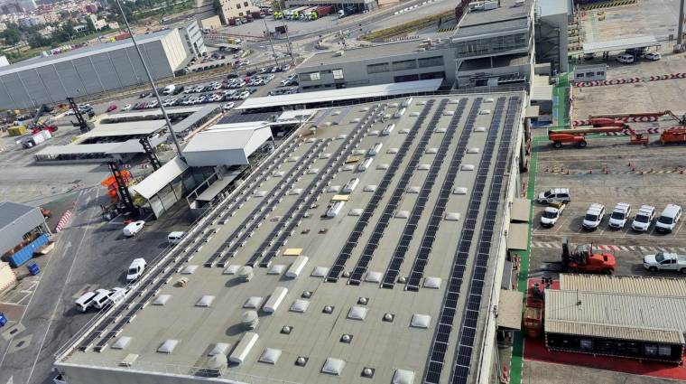 Elecnor realizó la instalación de 578 paneles fotovoltaicos de 450 W cada uno en las cubiertas de los edificios de oficinas y del taller de mantenimiento de MSCTV, así como sobre las marquesinas del aparcamiento exterior.