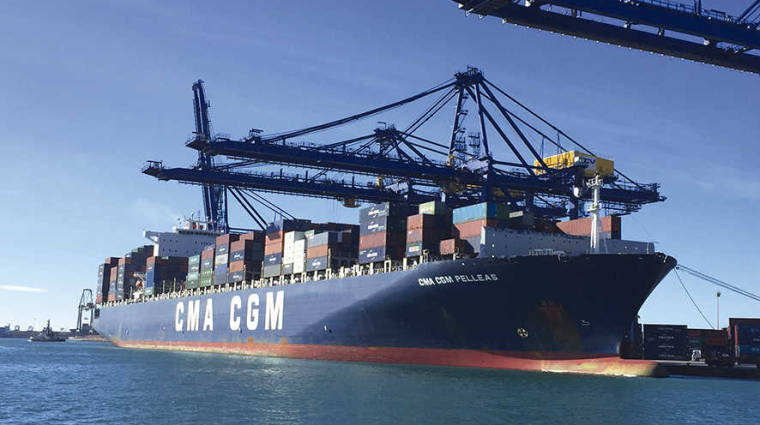 Uno de los buques de CMA CGM operando en el puerto de Valencia.