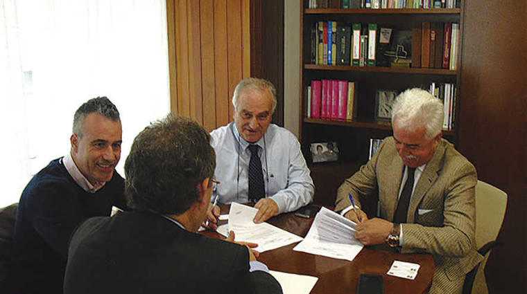 Un momento de la firma del convenio entre representantes de la Federaci&oacute;n Gallega de Transportes (Fegatramer) y Grupo HAM.