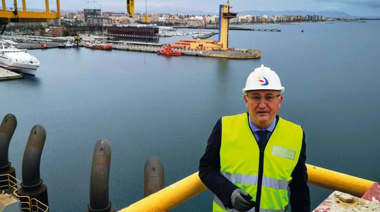 Jesús Caicedo, presidente de la Autoridad Portuaria de Almería y, a su derecha, el Muelle de Levante, lugar donde se desarrollará este importante proyecto de integración Puerto-Ciudad.