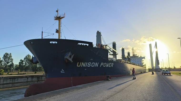 El “Unison Power” descargará fertilizante en el muelle Norte de la Dársena de Batán durante esta semana.