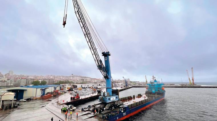 La nueva grúa llegó al Puerto de Vigo a bordo del buque “Meri” desde la planta del fabricante alemán en Rostock.