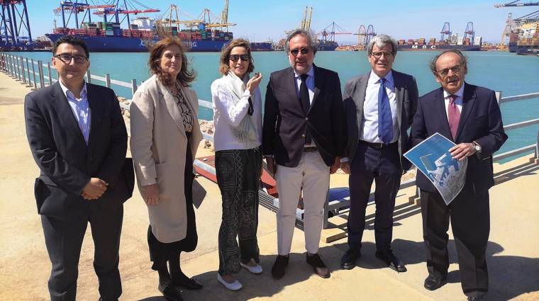 La delegación madrileña ha visitado las instalaciones del recinto portuario donde ha podido conocer de primera mano las acciones de la APV en infraestructuras o proyectos medioambientales.