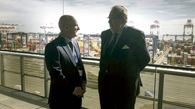 El consejero de Cohesi&oacute;n Territorial de Navarra, Bernardo Ciriza (izquierda), y el director de Relaciones Corporativas de Hutchison Ports-Best, Javier Vidal, durante su visita al Puerto de Barcelona.