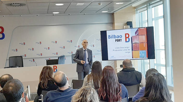 Txaber Goiri, jefe de Competitividad e Innovaci&oacute;n del Puerto de Bilbao, explica las caracter&iacute;stica del nuevo servicio.