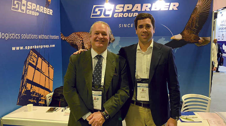 Michael Voss y Alex Sparber (derecha), en el stand de Sparber Group en Singapur.
