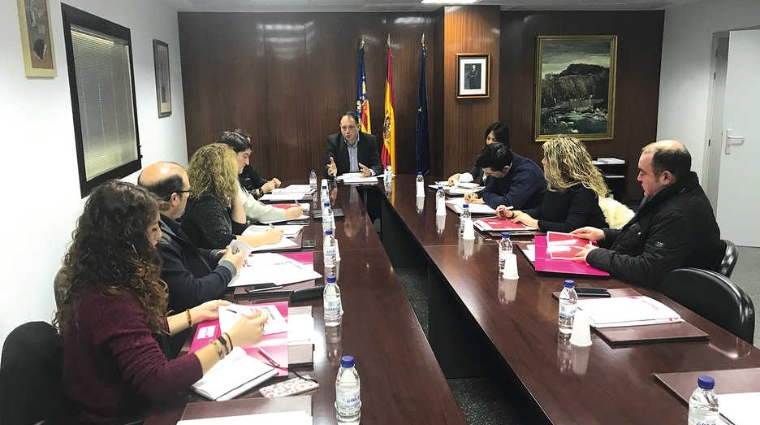 Un momento de la reuni&oacute;n del diputado de Promoci&oacute;n Econ&oacute;mica, Salvador Aguilella, con representantes de ayuntamientos del &aacute;rea cer&aacute;mica.