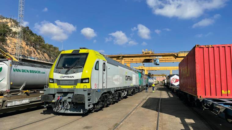 Una de las nuevas locomotoras EURO6000 de Captrain ayer en la Terminal de Morrot del puerto de Barcelona.
