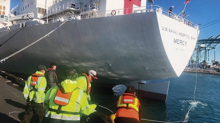 El buque &ldquo;USNS Mercy&rdquo;, el hospital flotante de la Marina de EE.UU., con 1.000 camas, en el Puerto de Los &Aacute;ngeles.