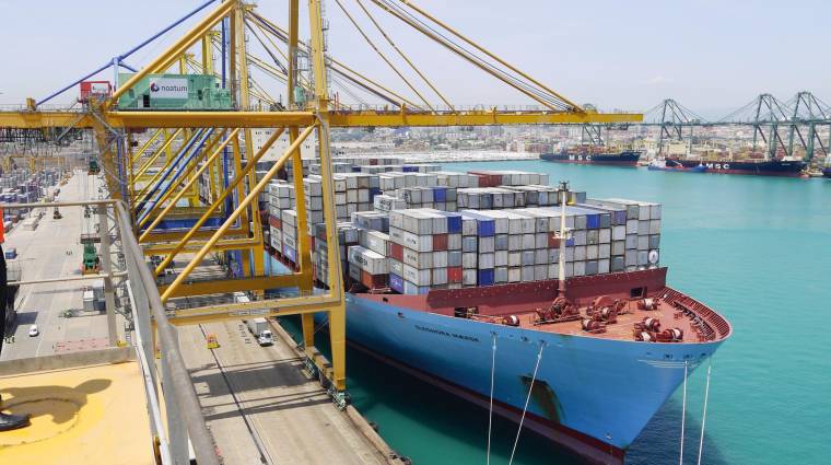 El portacontenedores “Eleonora Maersk” (en primer término), atracado en el Puerto de Valencia, con dos buques de MSC al fondo.