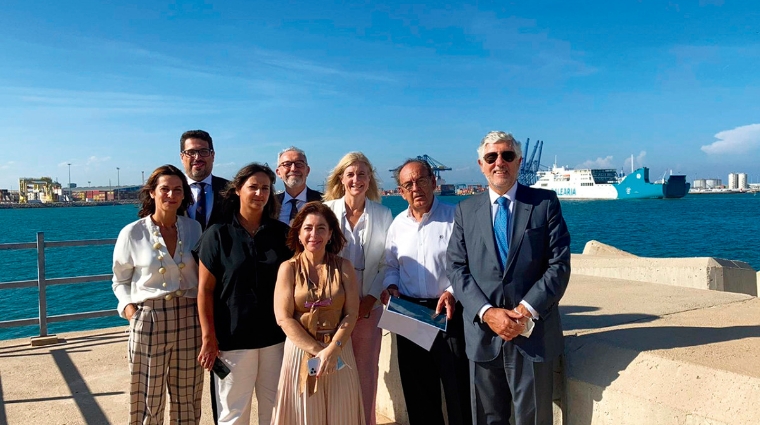 La delegaci&oacute;n realiz&oacute; un recorrido por las instalaciones y terminales del Puerto de Valencia de la mano del subdirector adjunto a la Presidencia de la APV, Manuel Guerra.