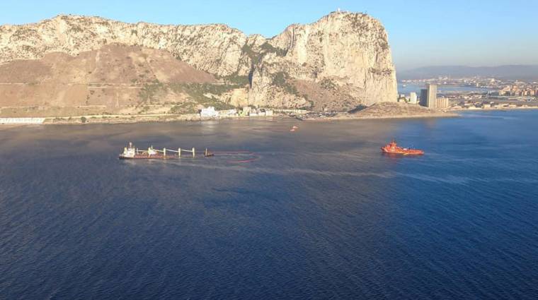 Salvamento Marítimo colabora en la colocación de barreras anticontaminación alrededor del buque.