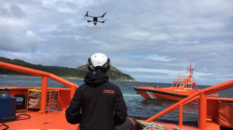 Durante el simulacro, que tuvo lugar entre el islote Boeiro y Cabo Vicos, en las Islas C&iacute;es, se ha puesto a prueba el uso de drones en el seguimiento de posibles manchas de vertido, contenci&oacute;n con barrera y posterior recogida.