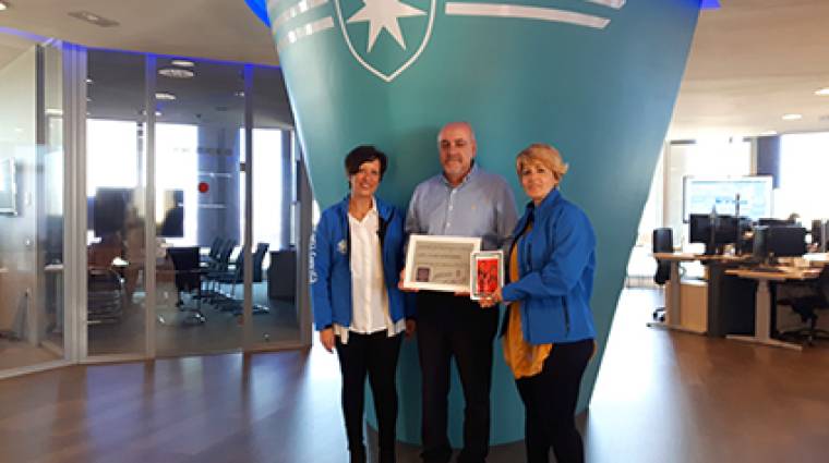 Ivana Garc&iacute;a y Eva Ledesma recogieron el donativo de manos del presidente del Grupo de Empresa Maersk-APM Terminals, Jos&eacute; Antonio S&aacute;nchez.