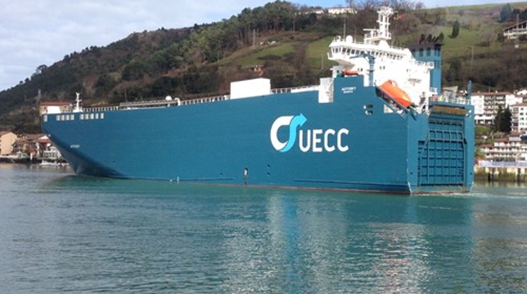 El &quot;Autosky&quot; de UECC durante una escala en el Puerto de Pasaia.