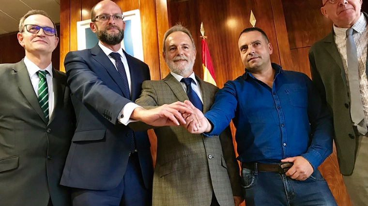 De izquierda a derecha, Julio Costas, copresidente de la Mesa Negociadora; Pedro Garc&iacute;a, secretario general de ANESCO; Salvador de la Encina, presidente de OPPE; Antol&iacute;n Goya, coordinador general de Coordinadora; y Francisco Gonz&aacute;lez de Lena, copresidente de la Mesa Negociadora, tras cerrarse el preacuerdo.