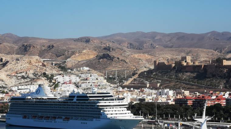 Crucero &quot;Riviera&quot; en el Muelle de Ribera, frente a la Alcazaba.