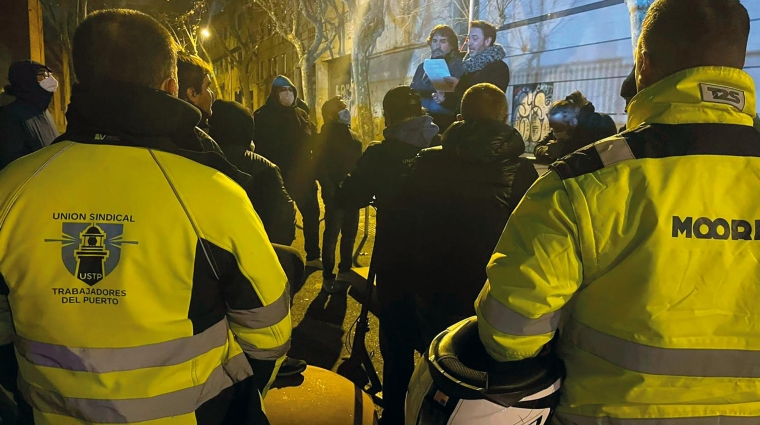 Amarradores a la salida de mediación el miércoles por la noche.