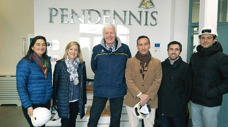 Joan Pere G&oacute;mez, tercero por la derecha, durante su visita a las instalaciones de Pendennis.