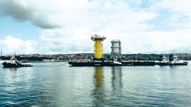 Operativa gestionada en 2017 por Toro y Betolaza a bordo de la pontona “CC Biscay” de componentes eólicos offshore fabricados por Navacel en la Ría, en Axpe.