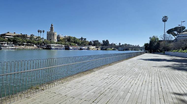 Vista del Muelle Camaronero del Puerto de Sevilla.