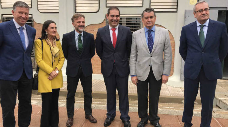 Autoridades asistentes a la toma posesión el nuevo presidente de la Autoridad Portuaria de Huelva, Jos&eacute; Luis Ramos.