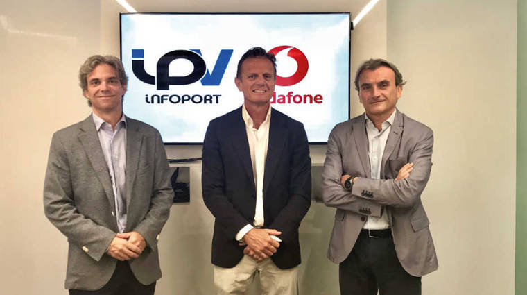Jos&eacute; Oliver, director gerente de Infoport; Jes&uacute;s Suso, director regional de Vodafone y Eduardo Sanchis, director comercial de Infoport.