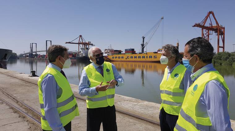 Un momento de la visita del viceconsejero de Fomento de la Junta de Andaluc&iacute;a al puerto de Sevilla.