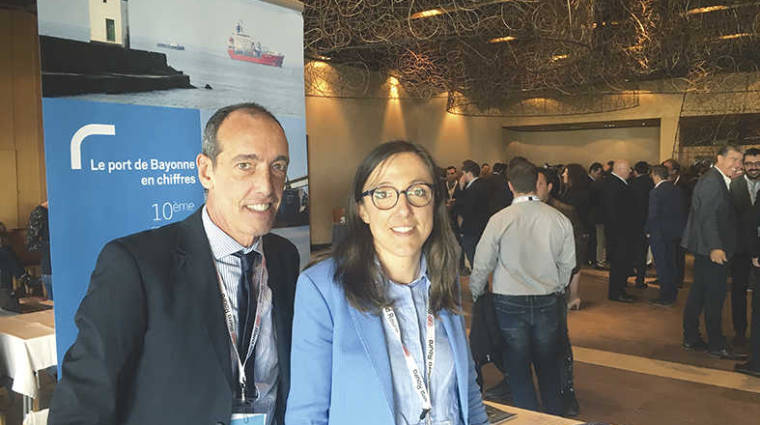 Joxan Madinabeitia, del Puerto de Baiona, junto a Celia Elichegaray, de Biomass Concept Barcelona.