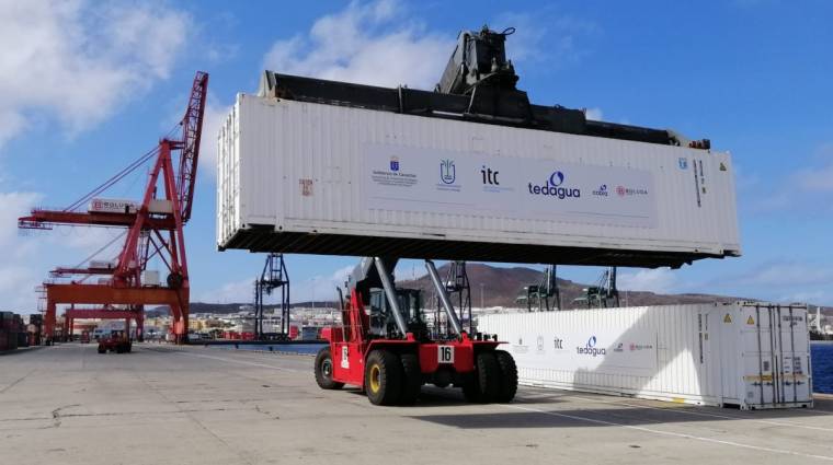 El equipo de Boluda Maritime Terminals Las Palmas prepar&oacute; los contenedores con las dos plantas desaladoras para ser cargados en el buque &quot;Annamarie&quot;.