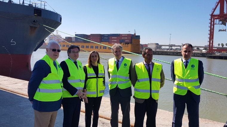 El presidente de la Autoridad Portuaria de Sevilla (APS), Rafael Carmona, recibi&oacute; ayer a la Consejera de Fomento, Infraestructuras y Ordenaci&oacute;n del Territorio, Marifr&aacute;n Carazo.