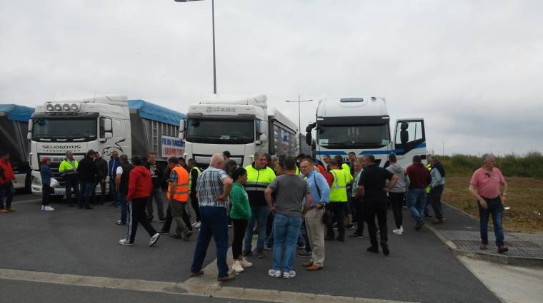 El colectivo de transportistas del carb&oacute;n de Galicia ve amenazada su actividad.