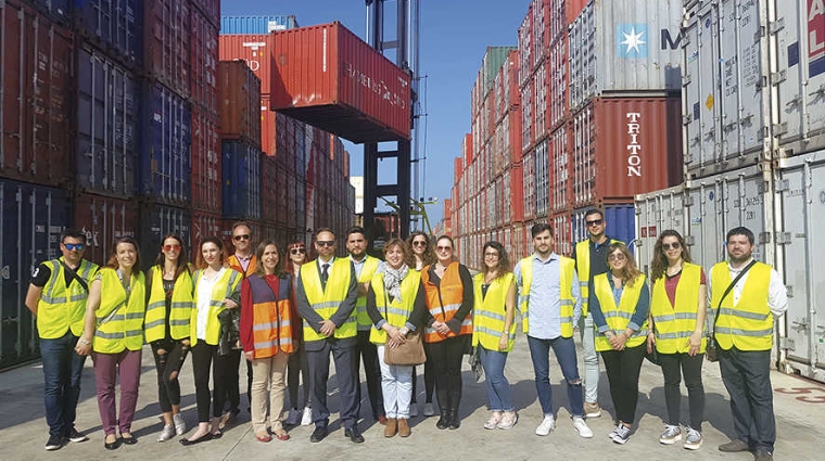 Los alumnos del curso durante su visita a las instalaciones de TransBase Soler, acompa&ntilde;ados por su director general, Alfredo Soler.