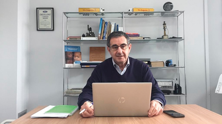 Carmelo Gonz&aacute;lez, presidente del Comit&eacute; Nacional de Transporte por Carretera, en el despacho de la empresa que dirige, V&iacute;a Augusta.