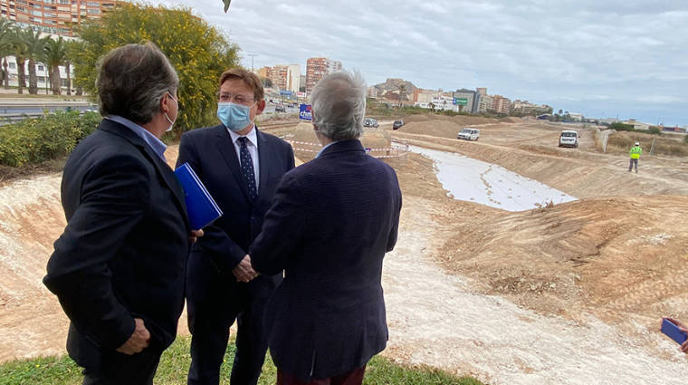 Ximo Puig, presidente de la Generalitat Valenciana, ha visitado las obras del Parque del Mar del Puerto de Alicante.