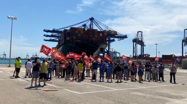 Imagen de los trabajadores y trabajadoras de APM Terminals Valencia en la manifestaci&oacute;n de ayer en contra del preacuerdo alcanzado entre la estiba y la empresa para la implantaci&oacute;n del Navis N4.