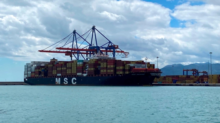 Buque “MSC Gayane” operando hoy en el muelle 9 del Puerto de Málaga.