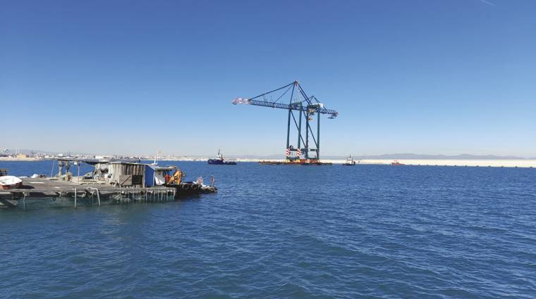 Dos unidades de Boluda Towage Spain remolcan la gr&uacute;a en estos momentos desde el Muelle de Cruceros 1 de la Ampliaci&oacute;n Norte del puerto de Valencia hasta las instalaciones de la empresa estibadora.