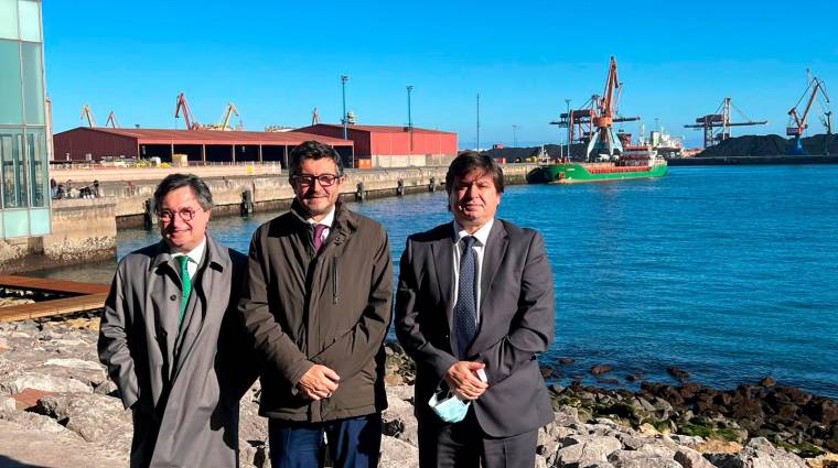 Desde la izquierda: Laureano Lourido, presidente de la Autoridad Portuaria de Gijón; Álvaro Rodríguez Dapena, presidente de Puertos del Estado; José Manuel del Arco, director de la AP de Gijón.