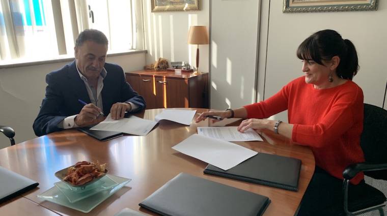 El documento ha sido firmado por Sonia Garc&iacute;a, presidenta de ASETRABI, y Amando Astorga, presidente de AVE-BIE.