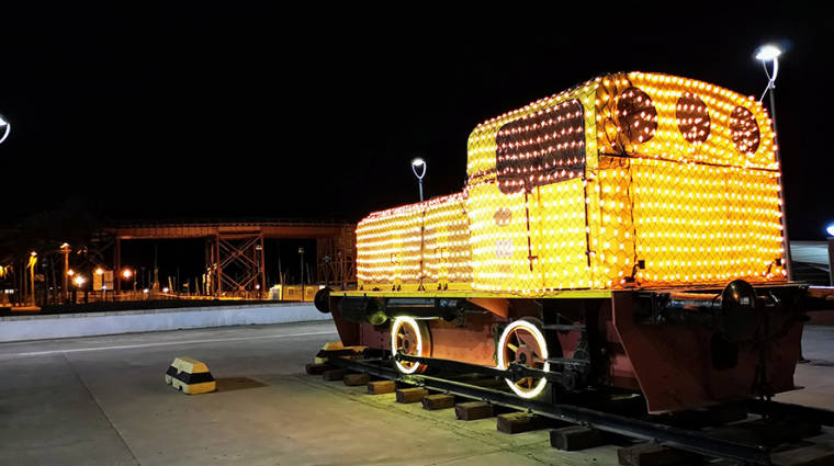 La AP de Almer&iacute;a ilumina la vieja locomotora Deutz en Navidad.