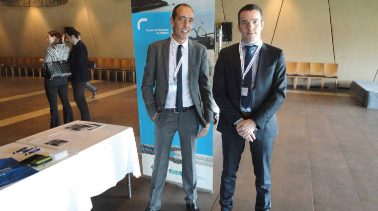 Joxan Madinabeita, representante del Puerto de Baiona izq.), y Unai Tejedor, de Sibport, empresa de la que forma parte la Autoridad Portuaria de Bilbao.