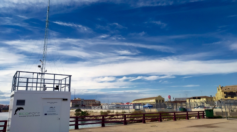 Una de las cabinas de medici&oacute;n de la calidad del aire instalada en el puerto de Valencia.