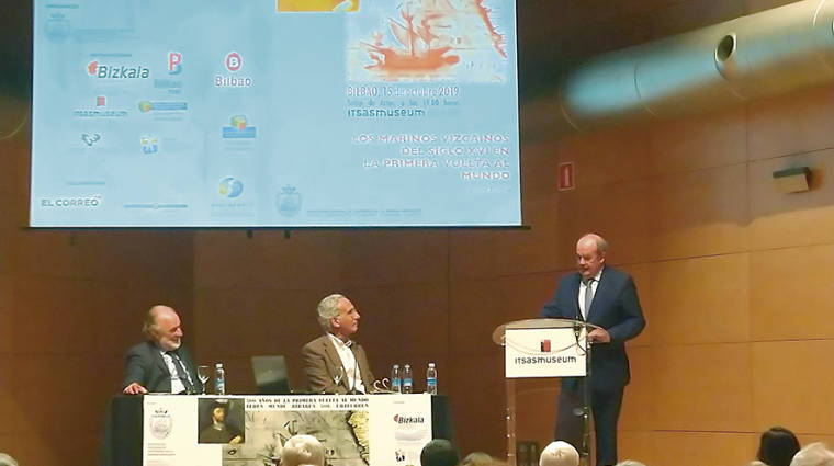 El presidente de la AP de Bilbao, Ricardo Barkala (de pie), clausur&oacute; la conferencia de Daniel Zulaika (centro) en presencia del presidente de la Asociaci&oacute;n Vizca&iacute;na de Capitanes de la Marina Mercante (AVCCMM), Javier Zarragoikoetxea.
