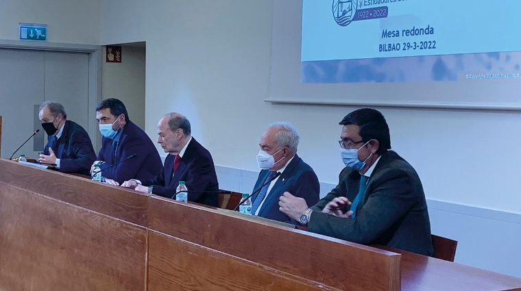 Desde la izquierda: Ángel Nieva, director general de Bilbao Ría 2000; Carlos Alzaga, director de la Autoridad Portuaria de Bilbao; Ibon Areso, ex alcalde de Bilbao; Jesús Villanueva, exdirector de la AP de Bilbao; Mario Hernáez, exdirector de la AP de Bilbao.