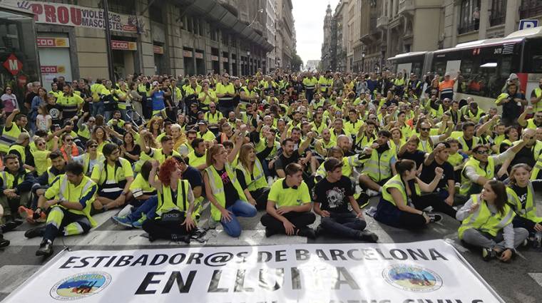 Estibadores cortando la V&iacute;a Laietana en una sentada durante la marcha celebrada en apoyo a la huelga general del viernes en Catalunya. Foto A.Tejera.