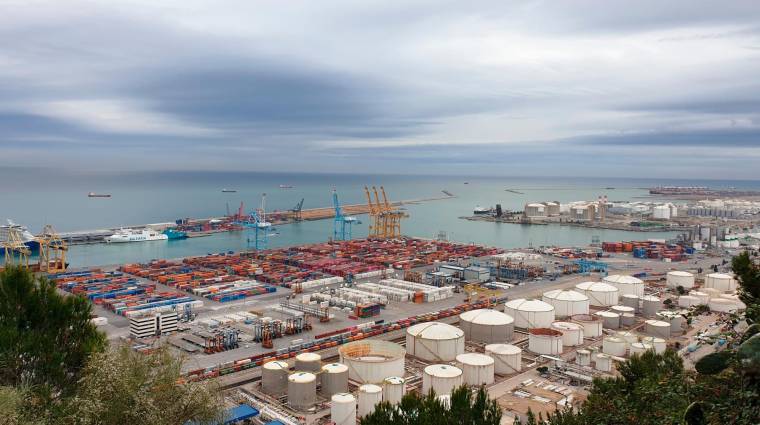 Los líquidos a granel impulsan los tráficos del Port de Barcelona hasta febrero