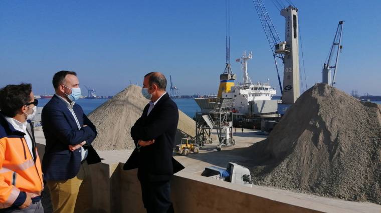 El presidente de la Autoridad Portuaria de Castell&oacute;n, Rafa Sim&oacute;, acompa&ntilde;ado de los responsables de la terminal Portsur.
